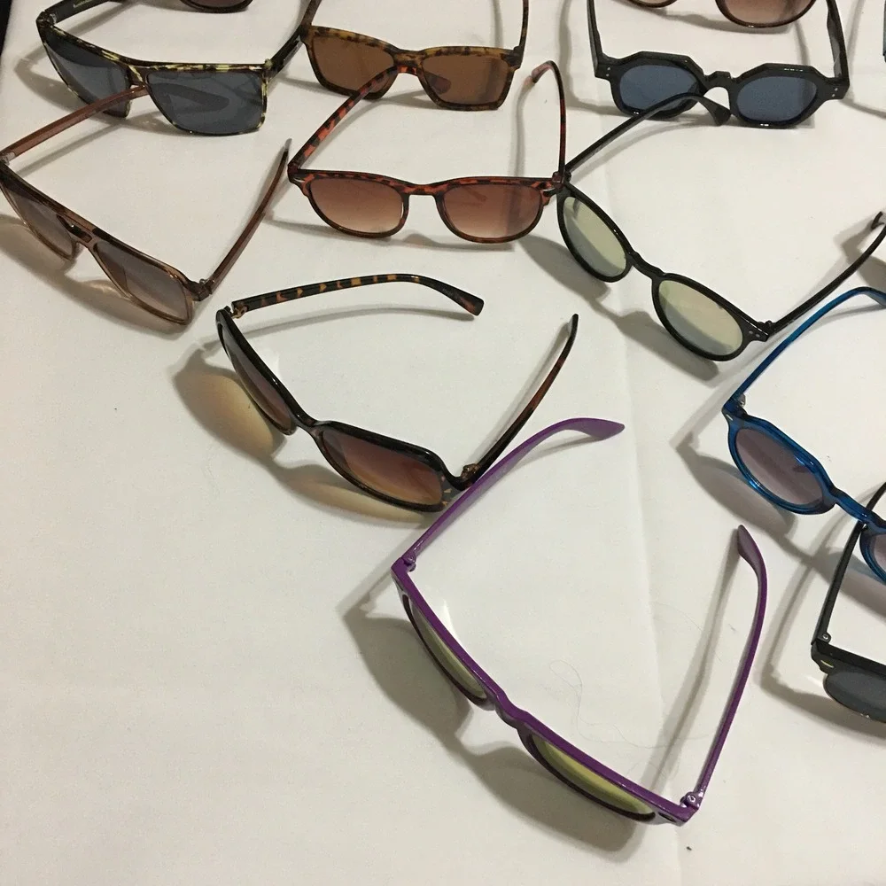 Lot of 25 Mixed Sunglasses Unisex One Size Multicolored Various Styles